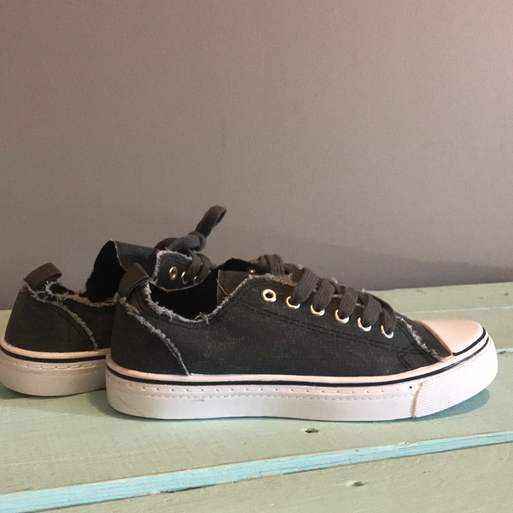 New Maurice’s dark gray sneakers size 8
